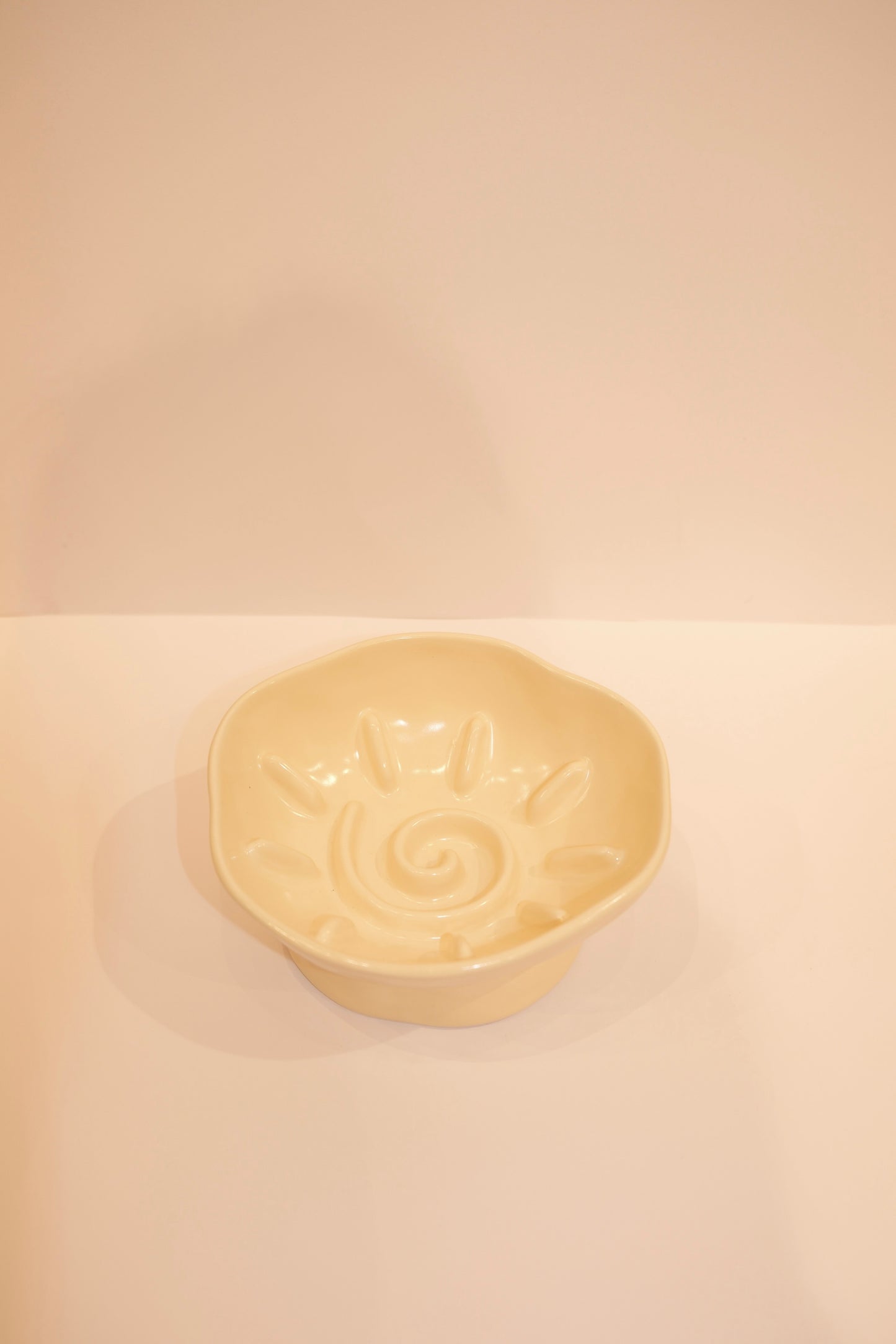 Swirl Design Feeder