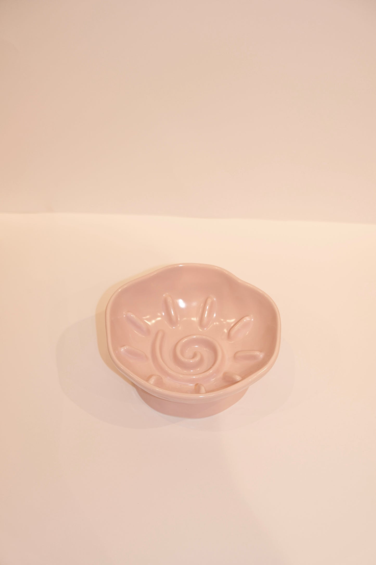 Swirl Design Feeder
